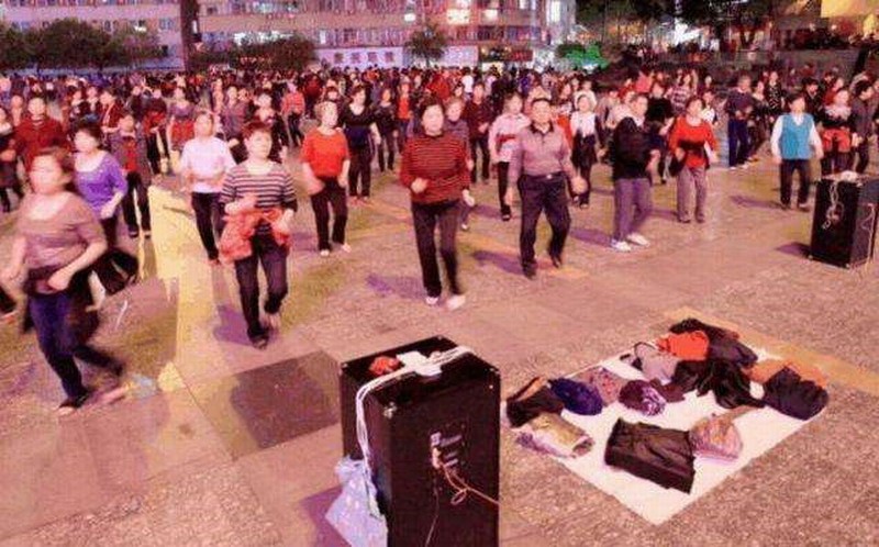 嫌广场舞太吵男子买神器反制 律师：违反无线电条例