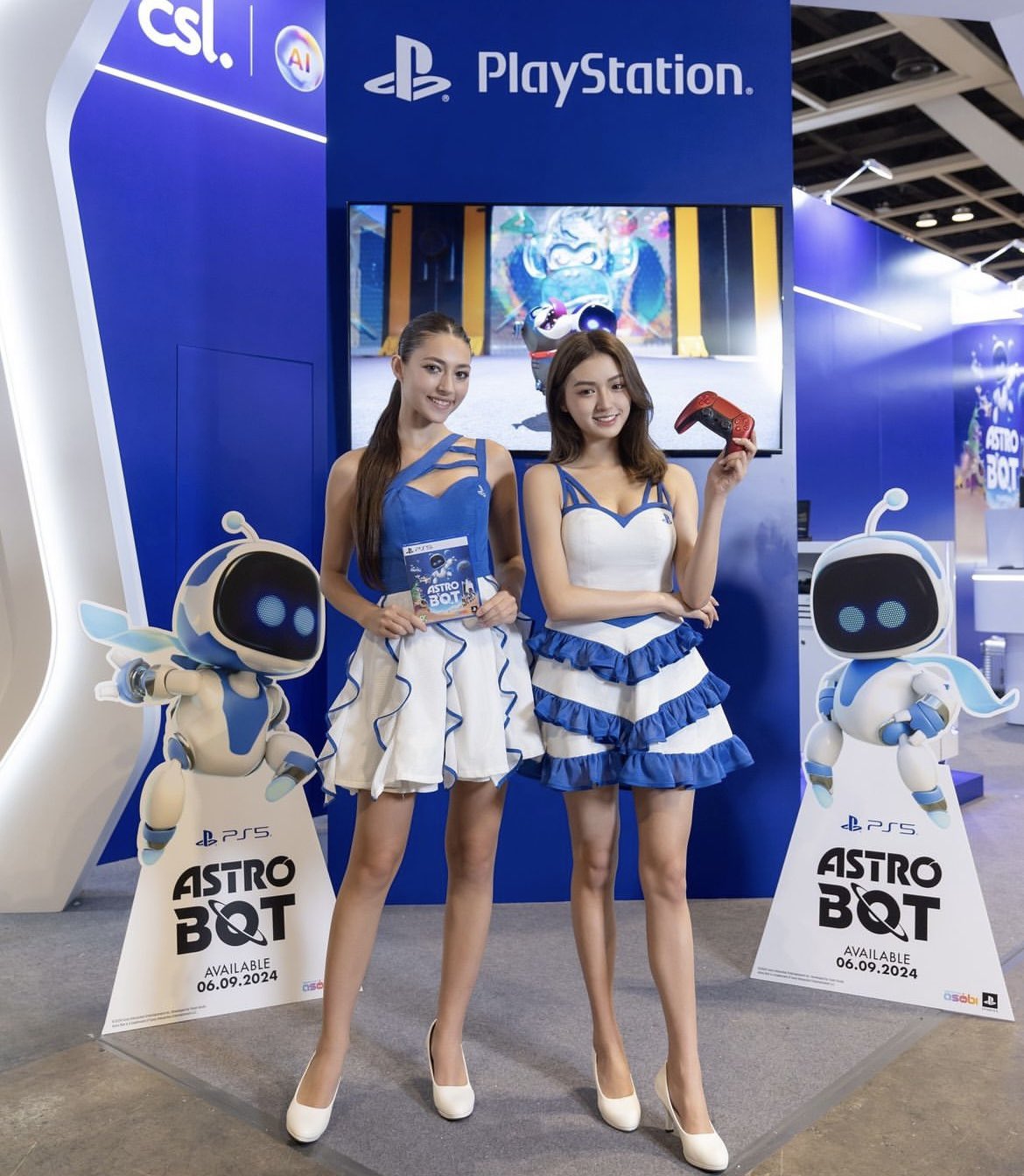 两个长腿美女太引人注目了！索尼香港促销《宇宙机器人》
